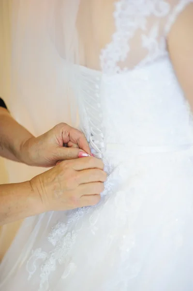 Nevěsta se oblékám na její svatební den — Stock fotografie
