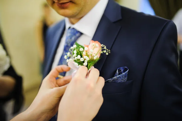 Prendendo um Boutonniere — Fotografia de Stock