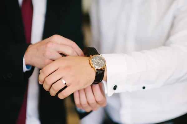 En brudgum är att få klar och visar klockor — Stockfoto