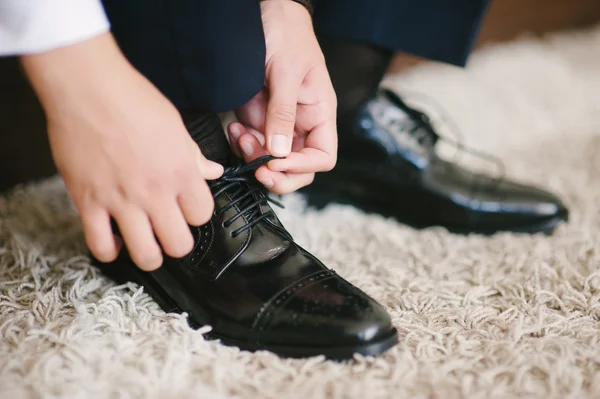 Bräutigam frisiert Schuhe — Stockfoto