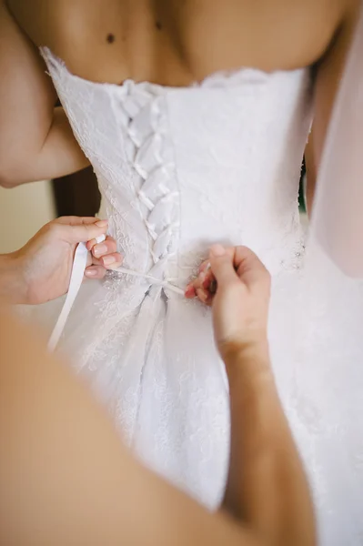 Panna młoda ubiera się w dniu jej ślubu — Zdjęcie stockowe
