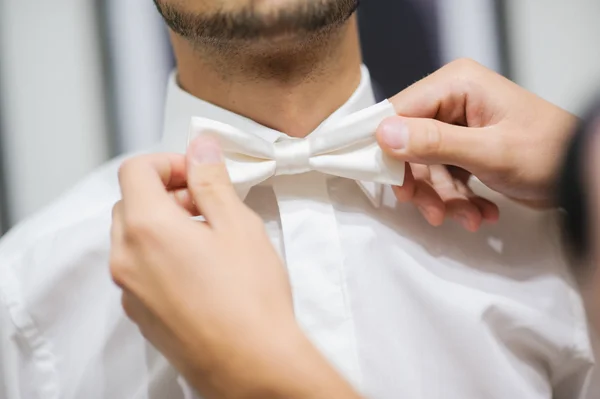 Groom está se preparando com laço — Fotografia de Stock