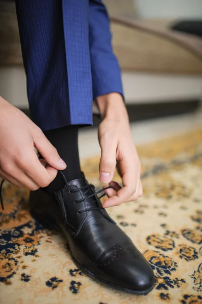 Bruidegom dressing schoenen — Stockfoto