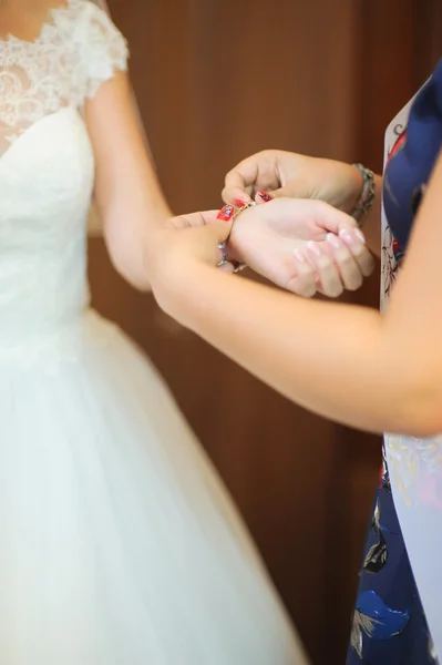 Pengantin mendapatkan gelang berpakaian — Stok Foto