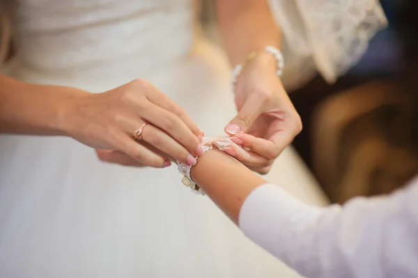 Braut bekommt Armband angezogen — Stockfoto