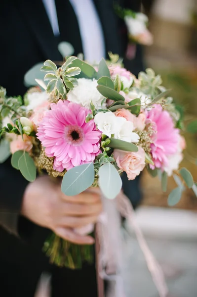 Groom holding a wedding bouquet — Stock Photo, Image