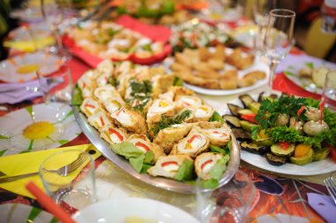 Cattering. Tablo bir restoranda yemek dolu.
