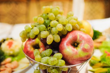 Farklı yaz meyve plaka üzerinde