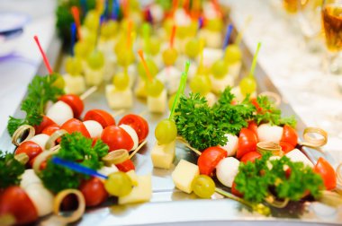 Bir restoranda beyaz plaka üzerinde Peynir tabağı