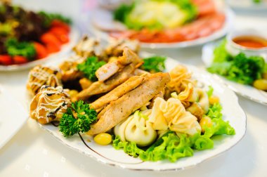 Cattering. Tablo bir restoranda yemek dolu.