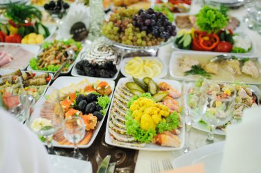 Cattering. Tablo bir restoranda yemek dolu.