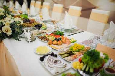 Cattering. Tablo bir restoranda yemek dolu.