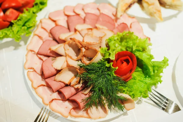 Lempeng sosis dan daging asap atau ham — Stok Foto