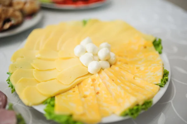 Piatto di formaggio su piatto bianco in un ristorante — Foto Stock