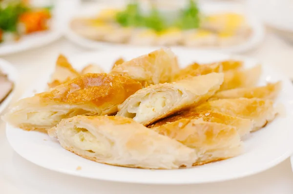 Pasta. Tablo bir restoranda yemek dolu. — Stok fotoğraf