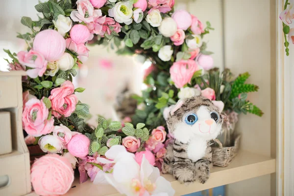 Cumpleaños o bebé ducha decoración gato con flores —  Fotos de Stock