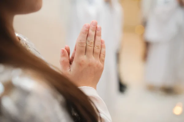 Kleines Mädchen betet — Stockfoto