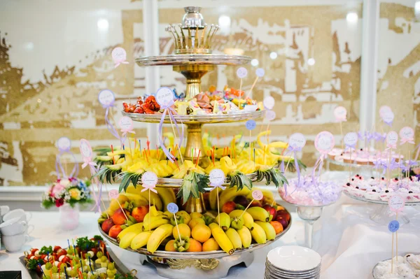 Exotische vruchten op bruiloft tafel — Stockfoto