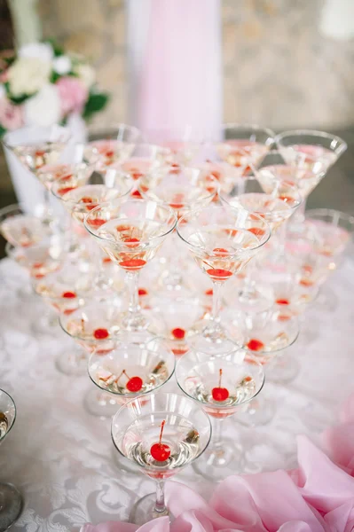 Bebidas alcoólicas e bebidas com cereja — Fotografia de Stock