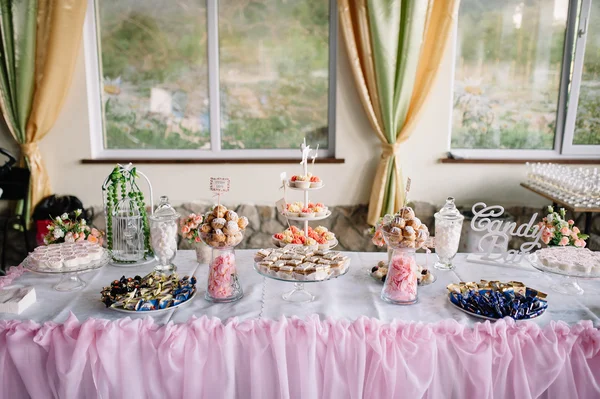Postre de boda Pasteles y dulces —  Fotos de Stock
