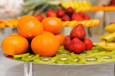 Düğün masa üzerinde egzotik meyve