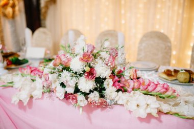 Düğün dekor çiçekli restoranda