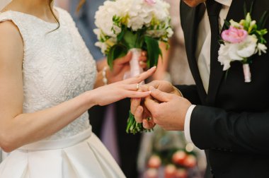 Gelin ve damat yüzükleri değişiyor