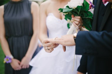 Gelin ve damat yüzükleri değişiyor