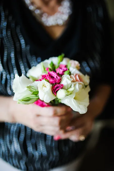Holding a bouquet of flowers — Stock Photo, Image
