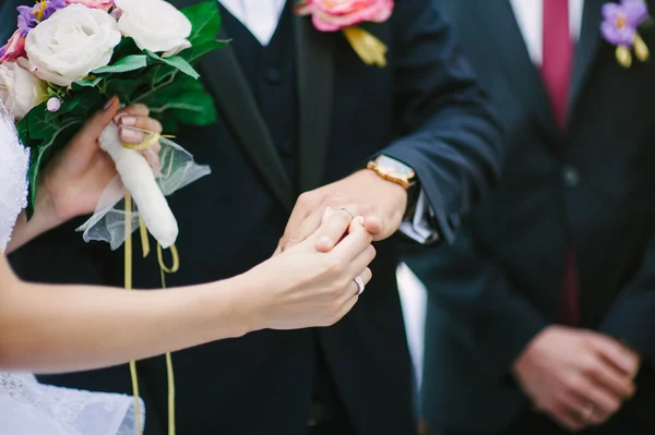 Nevěsta a ženich se mění kroužky — Stock fotografie