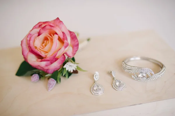 Collana della sposa e orecchini e bouquet — Foto Stock