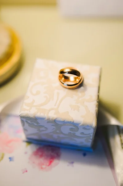 Красивые обручальные кольца для жениха и невесты — стоковое фото