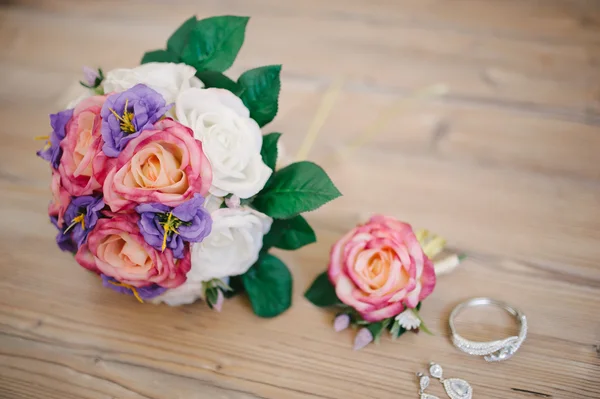 Collier et boucles d'oreilles de mariée et bouquet — Photo