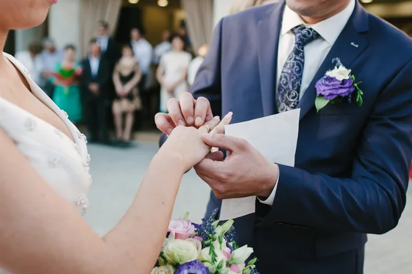 Braut und Bräutigam wechseln Ringe — Stockfoto