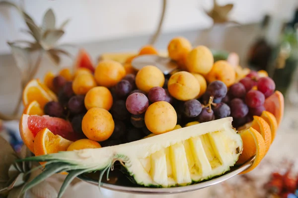 Mooi ogende en lekker ananas en vruchten — Stockfoto