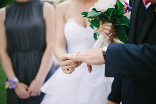 Noiva e noivo estão mudando anéis — Fotografia de Stock