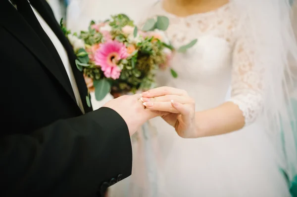 Novia y el novio están cambiando de anillos —  Fotos de Stock