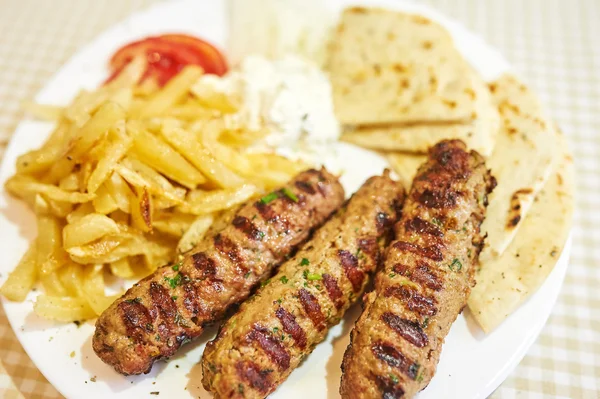 Salsichas grelhadas com batatas fritas, churrasco — Fotografia de Stock