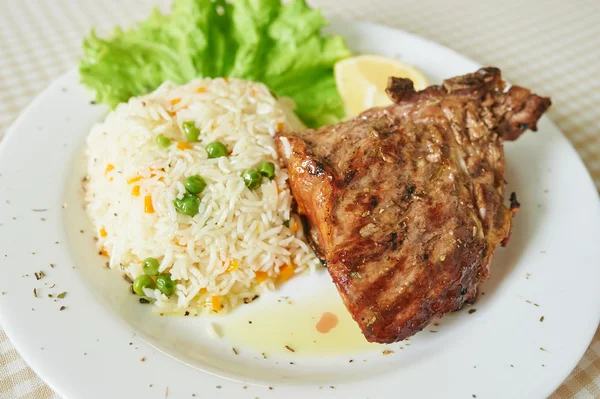 Куриный стейк с рисом и салатом — стоковое фото