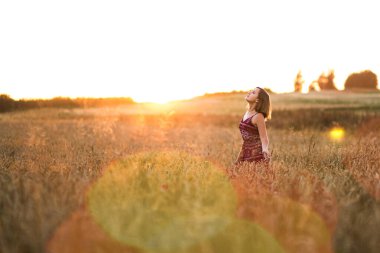 Buğday tarlasında güzel bir bayan
