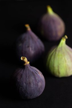 Siyah arka planda sulu incirler.