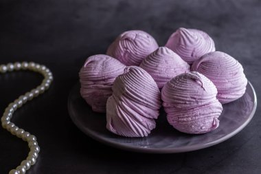 Koyu arkaplanda kuşüzümü şekerlemeleri.