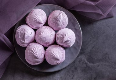 Koyu arkaplanda kuşüzümü şekerlemeleri.