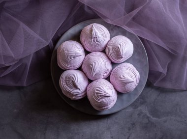 Koyu arkaplanda kuşüzümü şekerlemeleri.