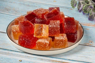 Beyaz bir tabakta meyve reçeli.