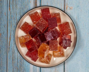 Beyaz bir tabakta meyve reçeli.