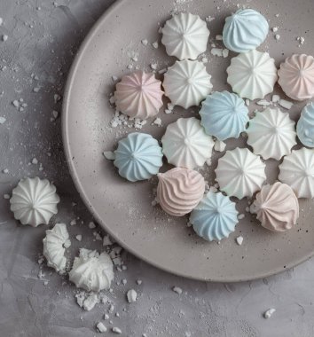 Beton bir arka planda çok renkli kremalar.