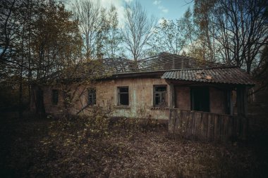 Çernobil bölgesinde terk edilmiş evler.