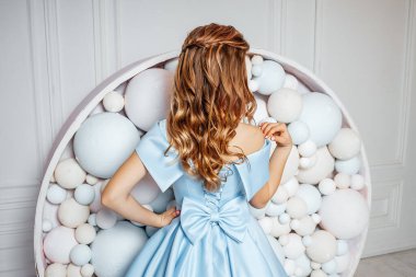 Güzel bukleli kız geri görünüm