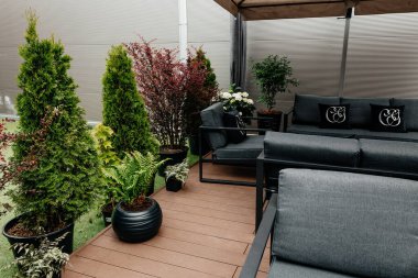 Şemsiyeli teras, kanepe, koltuk, masa.